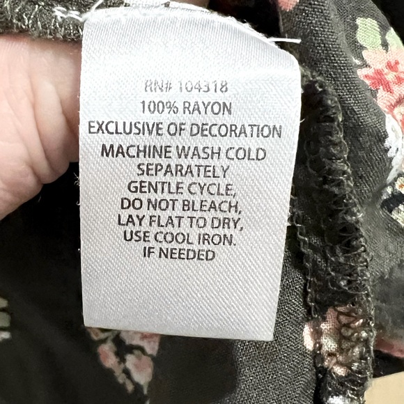 Jamie & Layla Flowered Petite Dress - Picture 7 of 7